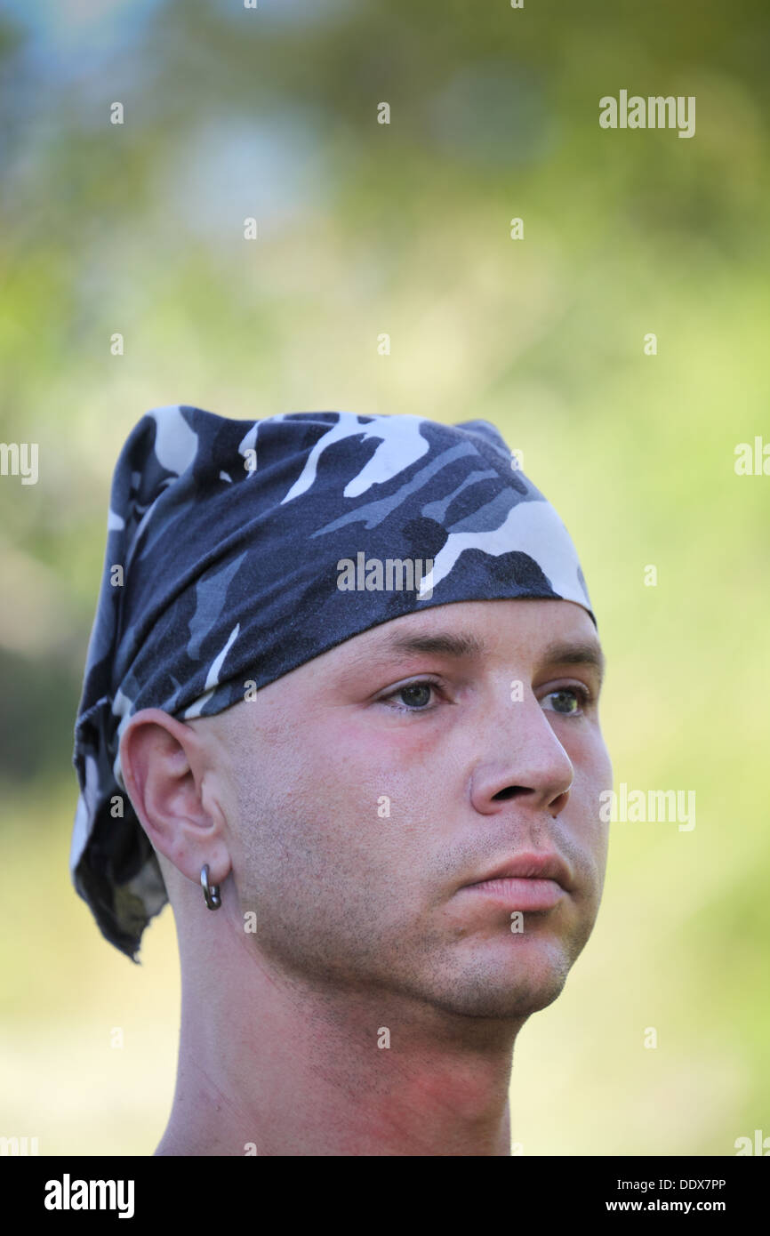 junge Montana tätowiert Cowboy in blau Camouflage Bandana Stockfoto