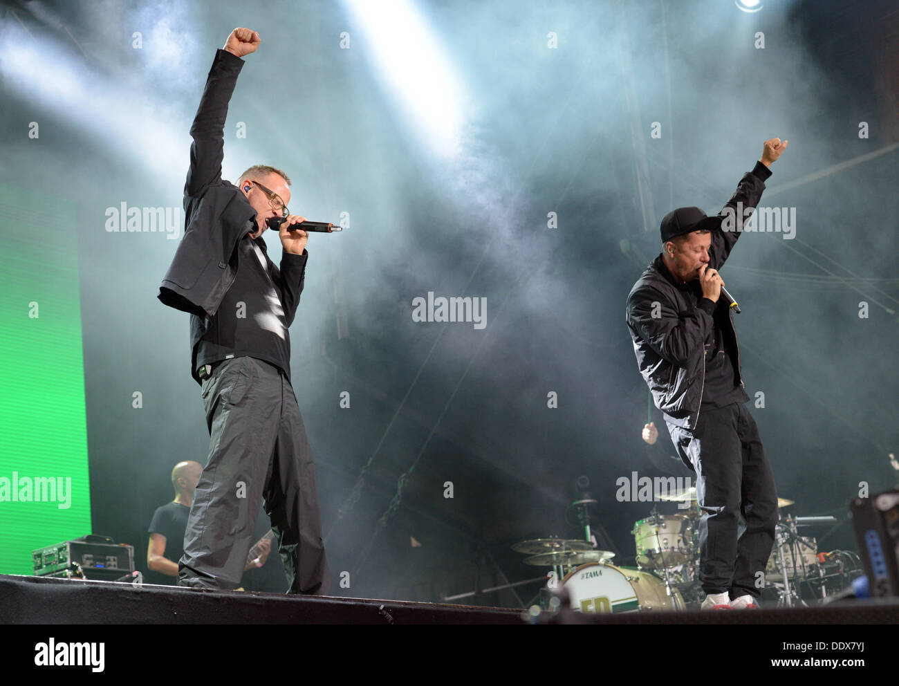 Berlin, Deutschland. 8. September 2013. Thomas Duerr führen aka Thomas D (L) und Michael "Michi" Beck der deutschen Hip Hop Band Die Fantastischen Vier auf der Bühne während der Berlinale auf dem Tempelhofer Feld in Berlin, Deutschland, 8. September 2013. Foto: Rainer Jensen/Dpa/Alamy Live-Nachrichten Stockfoto