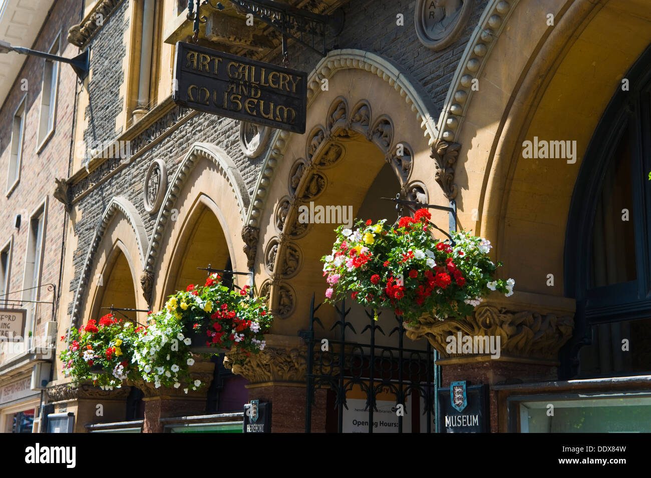 Außenseite des Kunstmuseum Galerie und Public Library mit hängenden Körben in Hereford Herefordshire England UK Stockfoto