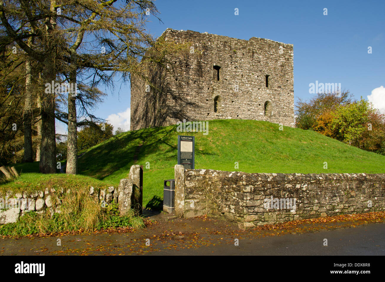 Lydford, Devonshire, Großbritannien zeigt der Pfarrei Kirche, das Schloss und das Castle Inn. Stockfoto