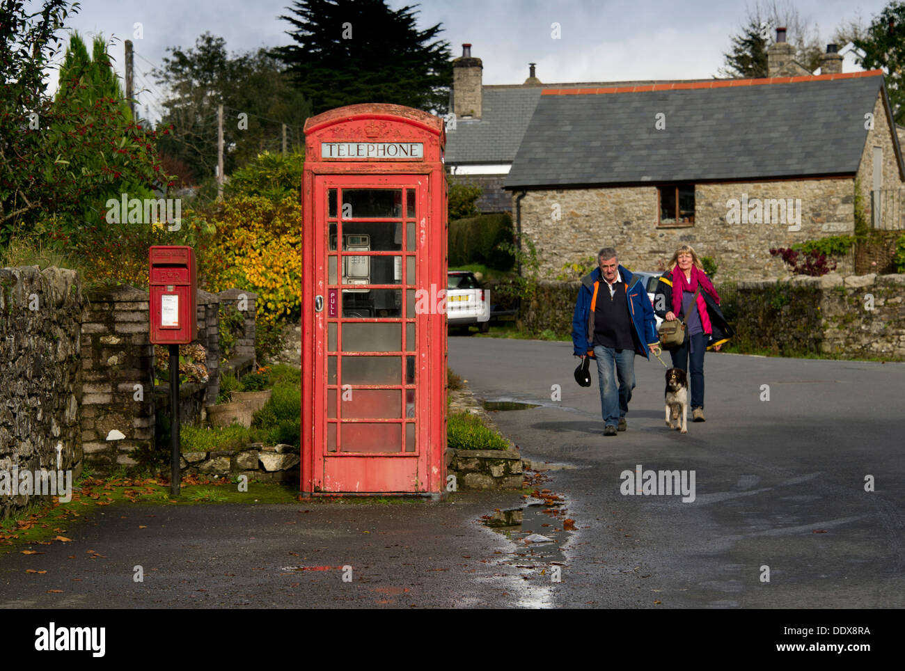 Lydford, Devonshire, Großbritannien zeigt der Pfarrei Kirche, das Schloss und das Castle Inn. Stockfoto