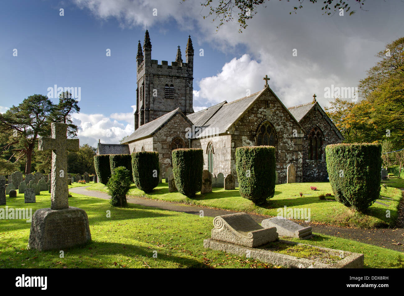 Lydford, Devonshire, Großbritannien zeigt der Pfarrei Kirche, das Schloss und das Castle Inn. Stockfoto