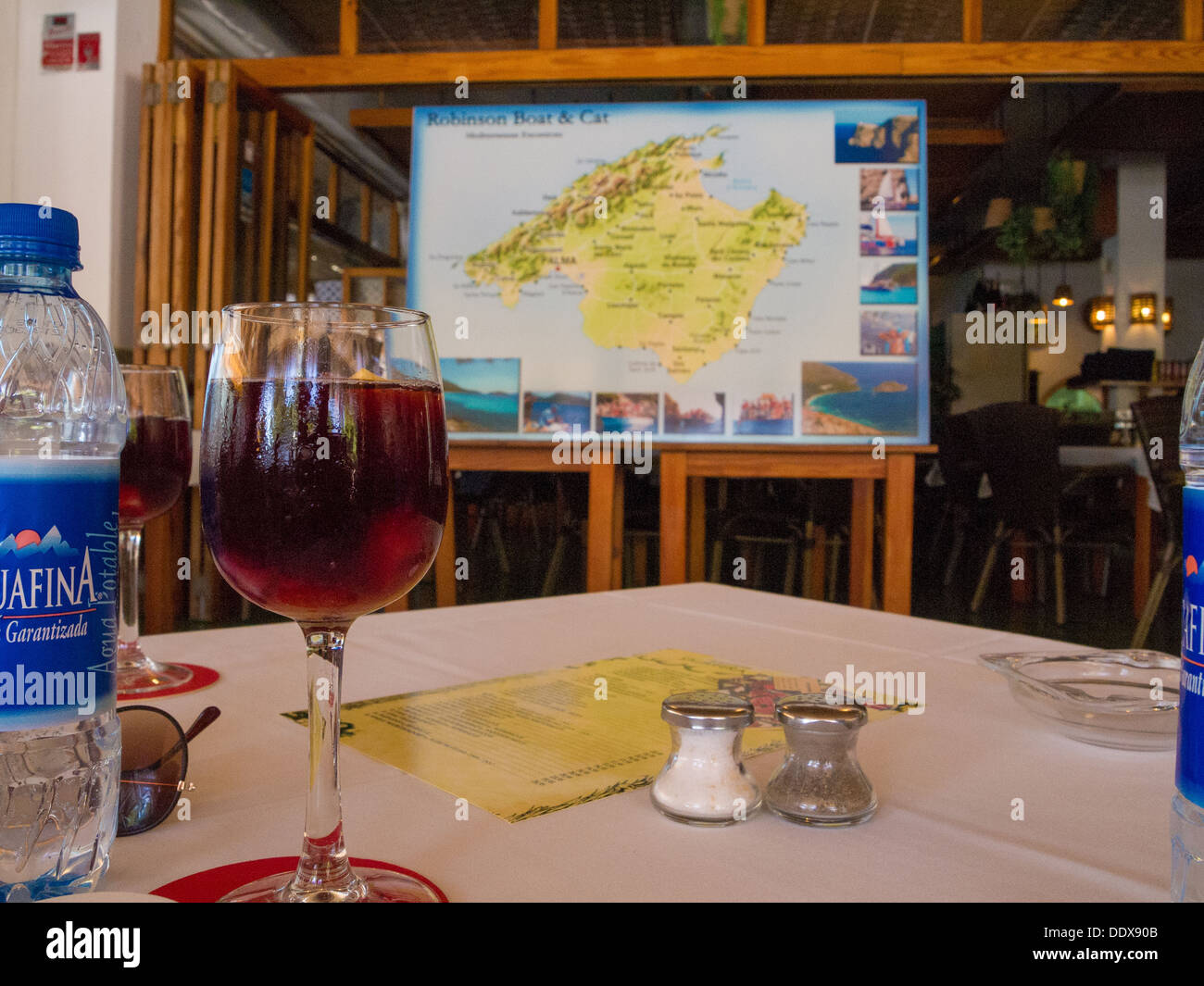 Ein Glas Sangria vor einer Karte von Mallorca bei einem Info-Treffen mit Apollo Reisen Agentur Stockfoto