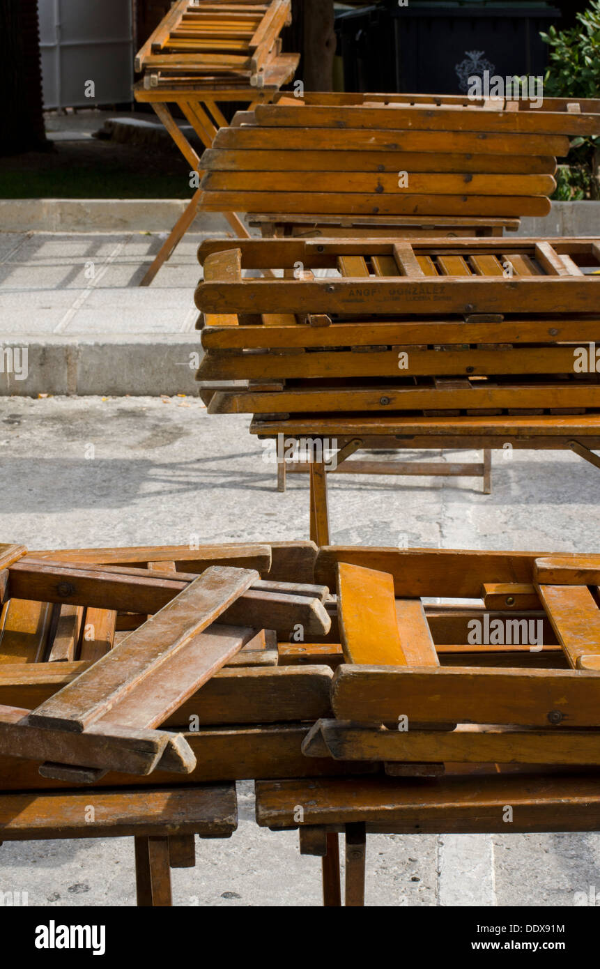 Alte hölzerne Klappsitze oder Klappstühle, Tisch platziert werden. Mijas in Südspanien. Costa Del Sol. Stockfoto