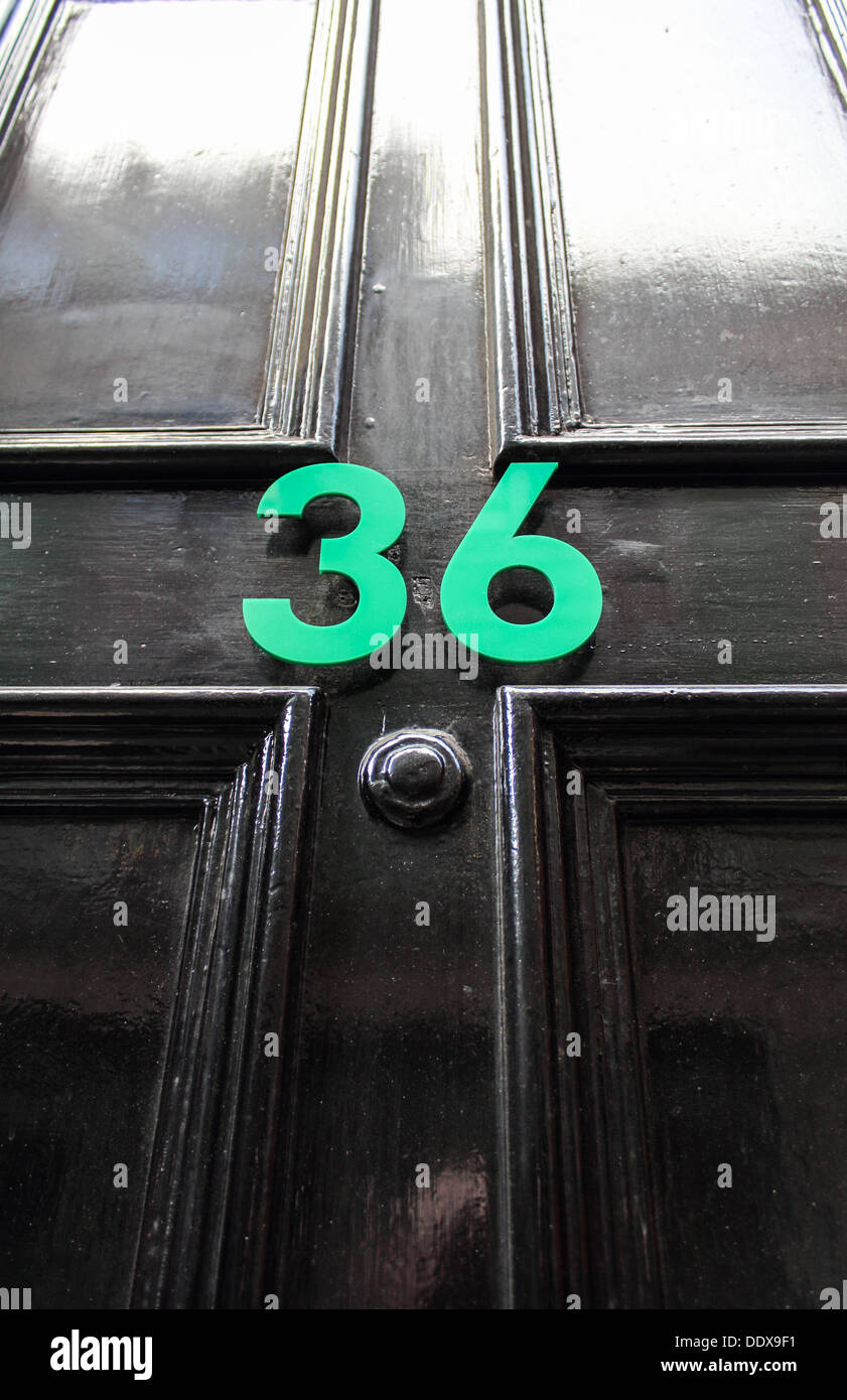 Die Zahl 36 in grün, die Nummerierung auf einem schwarzen Tor Stockfoto