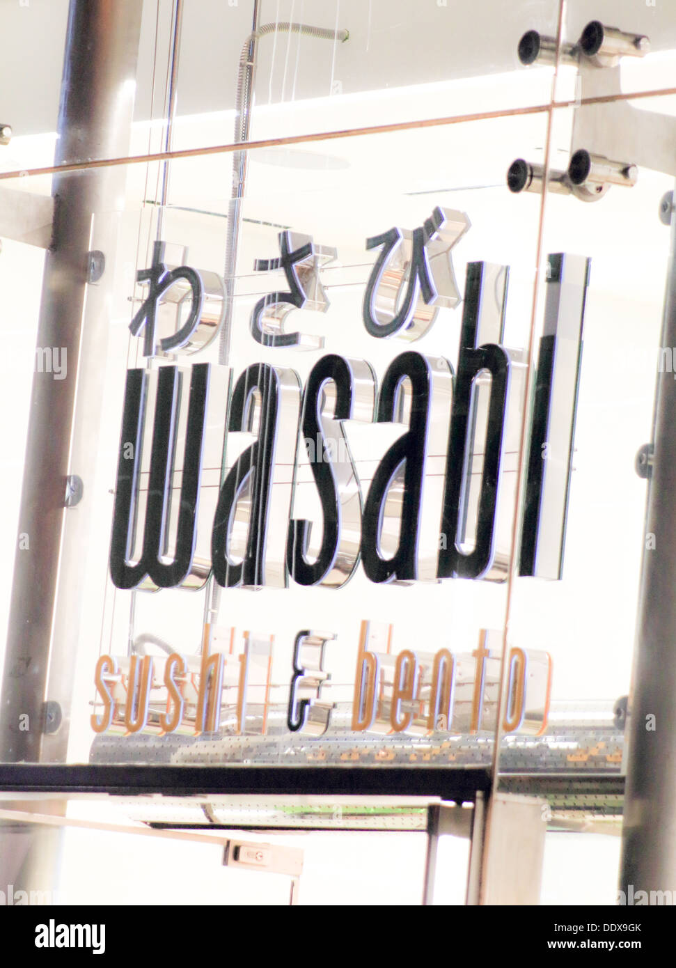 Wasabi Sushi Restaurant-Logo in der Nacht und beleuchtet in Neon Stockfoto