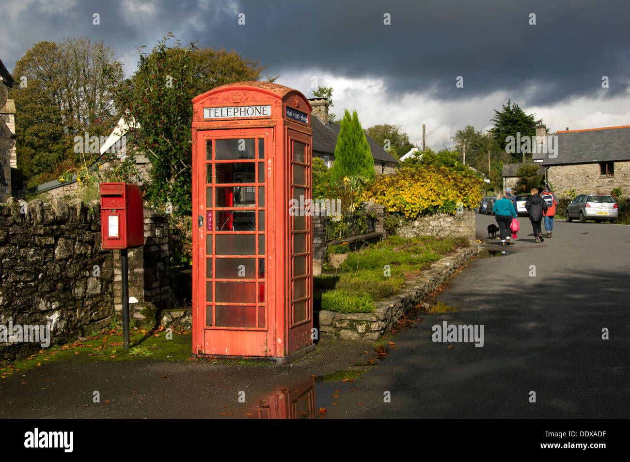 Lydford, Devonshire, Großbritannien zeigt der Pfarrei Kirche, das Schloss und das Castle Inn. Stockfoto