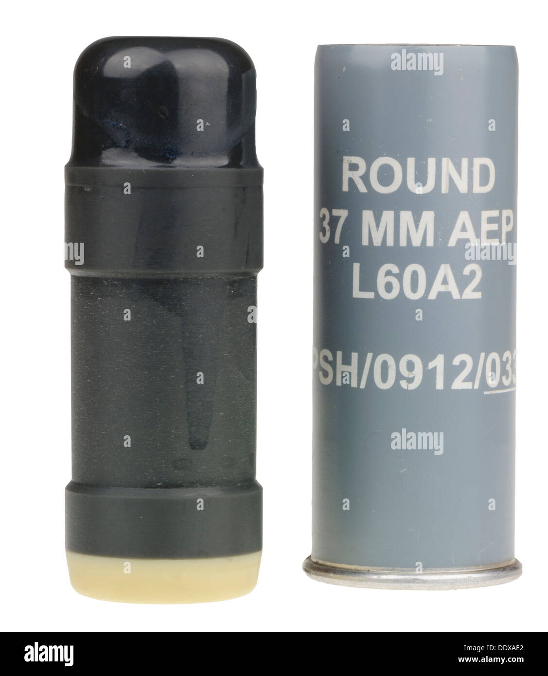 Ein 37 mm L 60 gedämpft Energie Geschoss (AEP) (Kunststoff bullet) von einem Heckler & Koch L 60 A2 mit seinem Gehäuse abgefeuert werden. Stockfoto