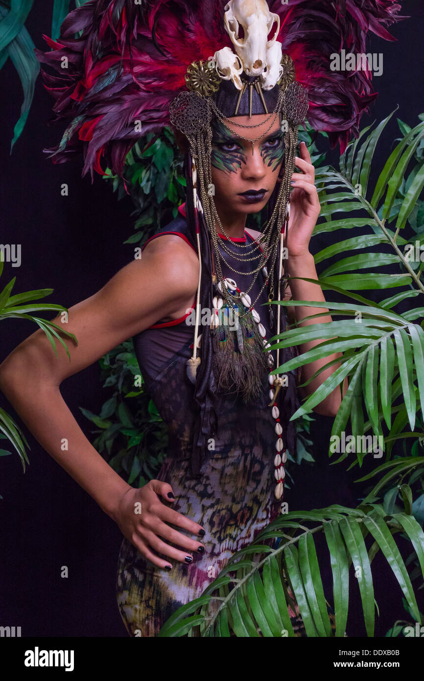 Weibliches Model posiert in einer tropischen Umgebung auf Photoshop World 2013 Stockfoto