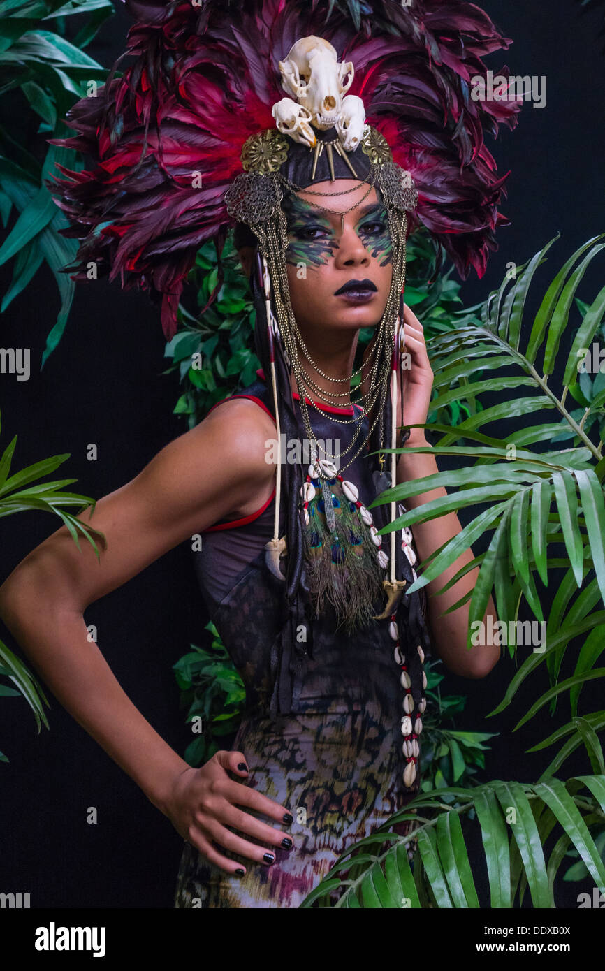 Weibliches Model posiert in einer tropischen Umgebung auf Photoshop World 2013 Stockfoto