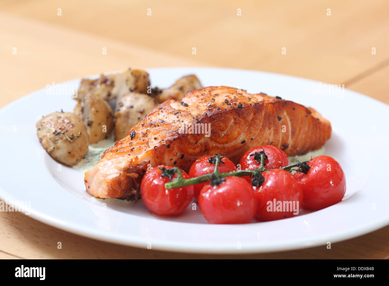 Gegrillter Fisch Steak mit Gemüse auf dem Teller Stockfoto