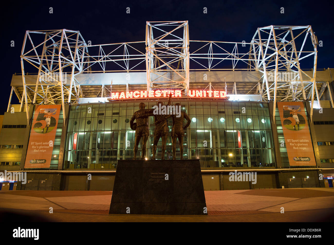 Der East Stand von Old Trafford, Manchester United Fußball-Stadion in der Nacht. Stockfoto