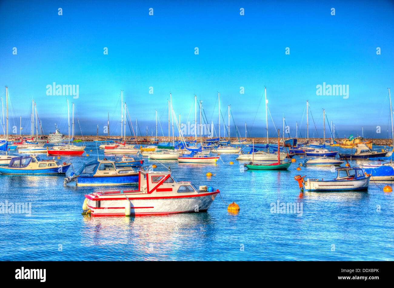 Bunt rot blau und grün Boote und blaues Meer und Himmel in lebendige HDR Stockfoto