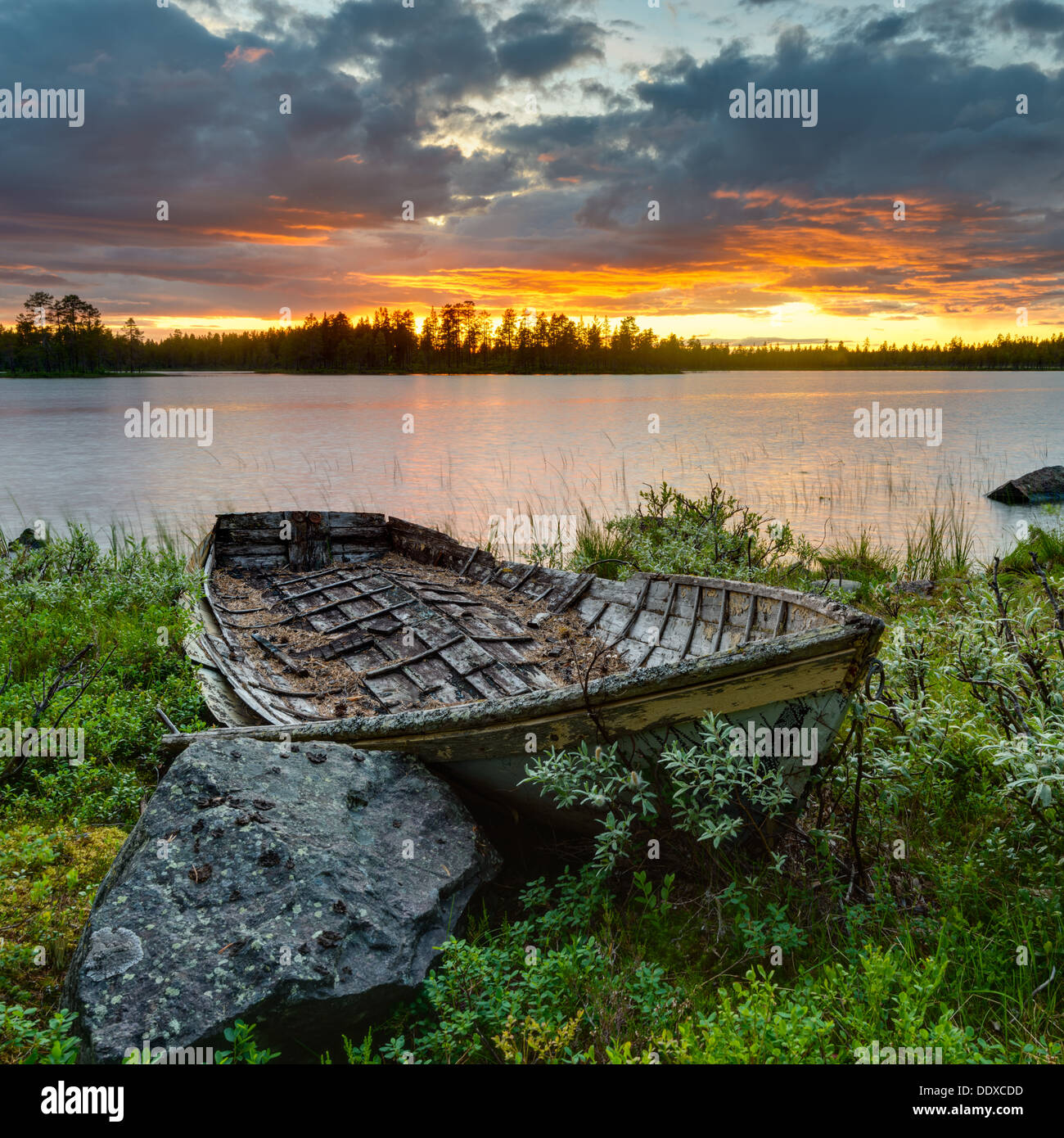 Altes Boot bei Sonnenuntergang, Dalarna, Schweden Stockfoto