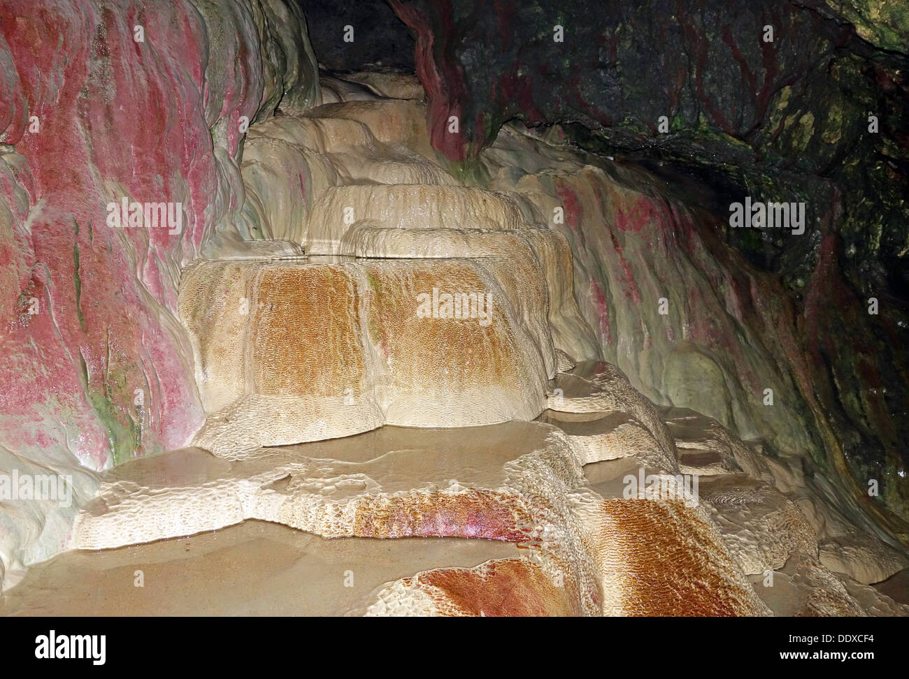 Der heilige Brunnen in einer Meereshöhle in Holywell Bay in der Nähe von Newquay in Cornwall, Großbritannien Stockfoto