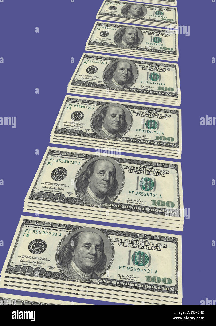 Zeile 100 Dollarscheine auf blauem Hintergrund Stockfoto