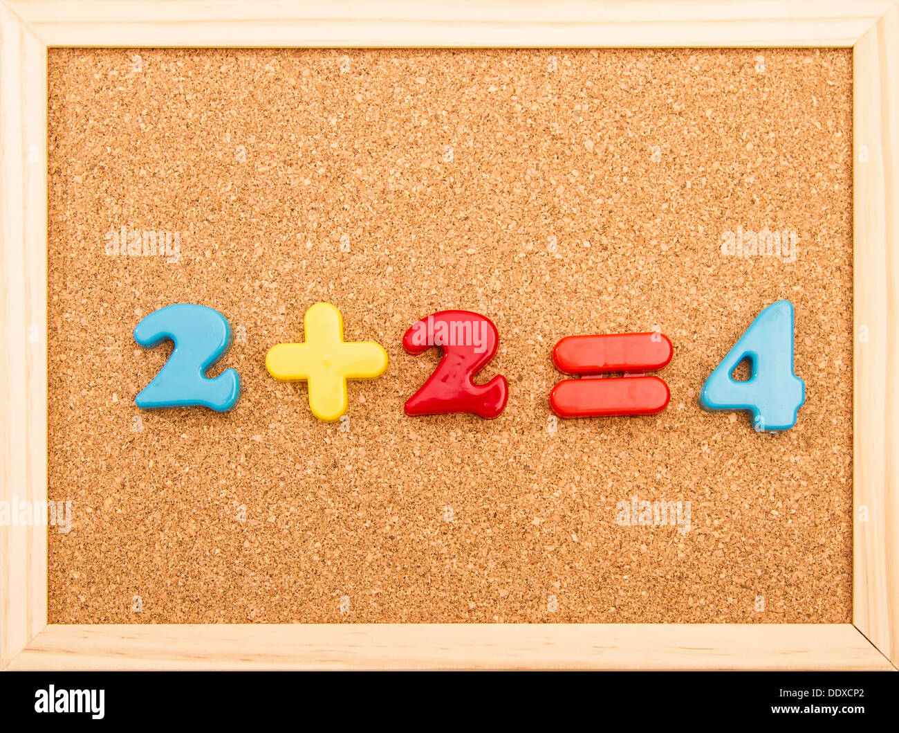 Einfache mathematische Addition auf einem Holzrahmen Pinnwand Stockfoto