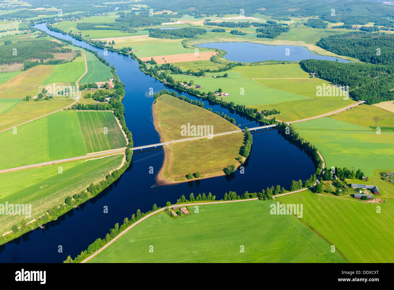 Luftaufnahme der Felder und dem Fluss Dalälven, Schweden Stockfoto