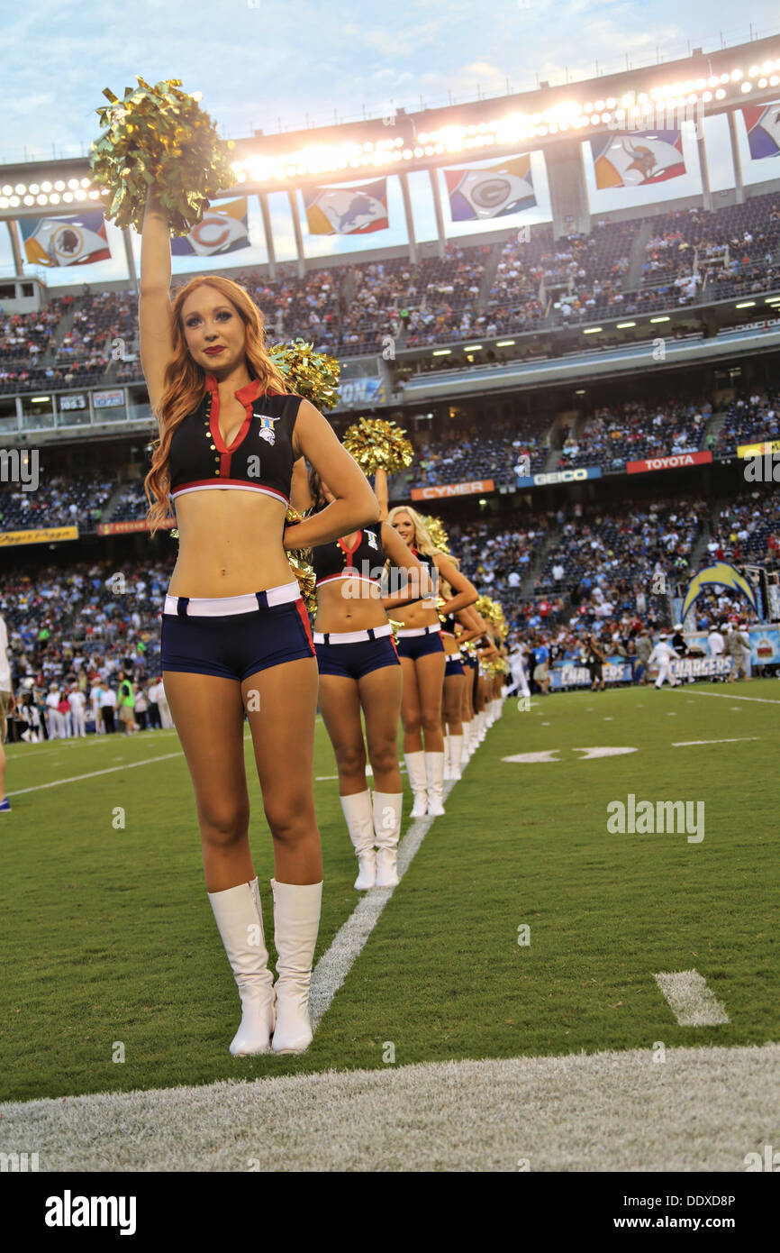 Die San Diego Ladegerät Mädchen Cheerleader tragen Uniformen ähnlich denen von jeder Zweig des Dienstes während der San Diego Chargers 25. jährlichen Gruß an die militärische 29. August 2013 in San Diego, Kalifornien. Stockfoto