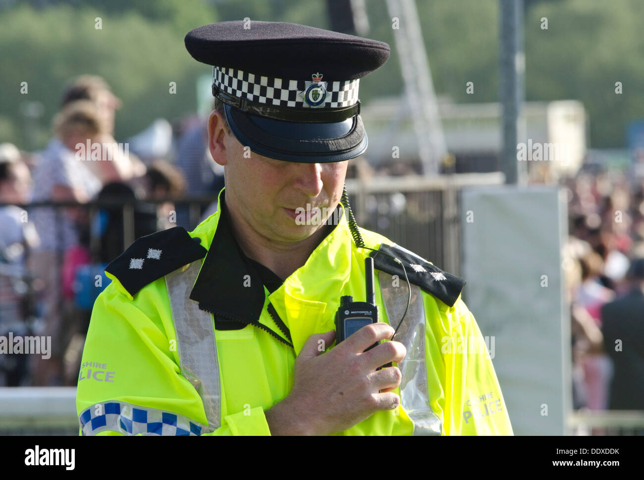 Ein Polizei-Inspektor reden in einer Airwave-Funkgerät an Chester Rennbahn genommen. Stockfoto