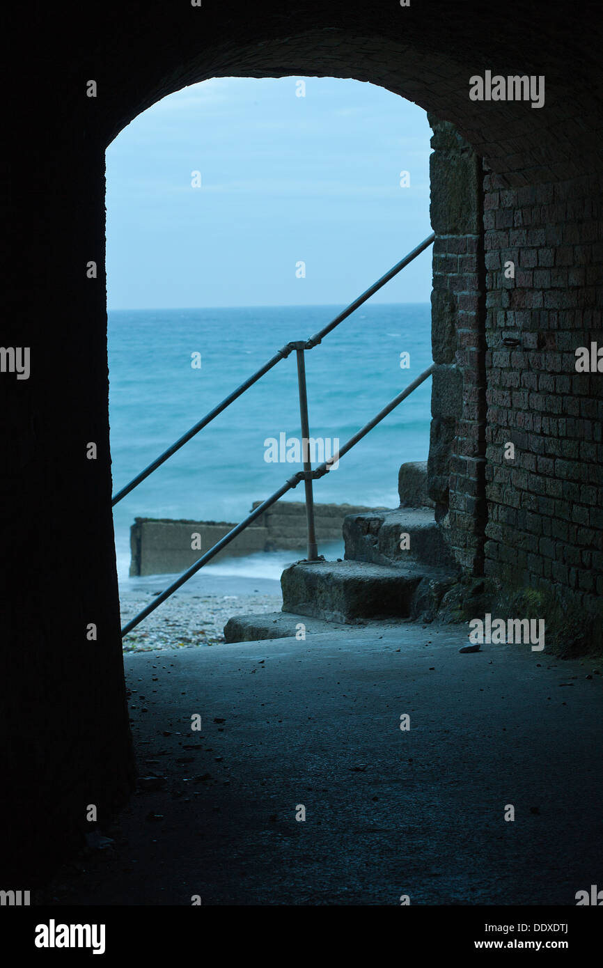 Tunnel führt vom Strand, Hafen, Charlestown, Cornwall, UK Stockfoto