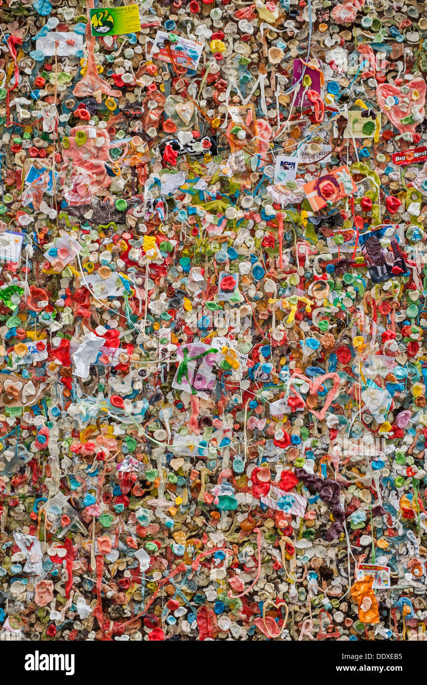 Gum-Wand in Seattle, Touristen aus aller Welt kommen Kaugummi an einer Wand in der Nähe von Pikes Ort Markt, Washington-Stick Stockfoto