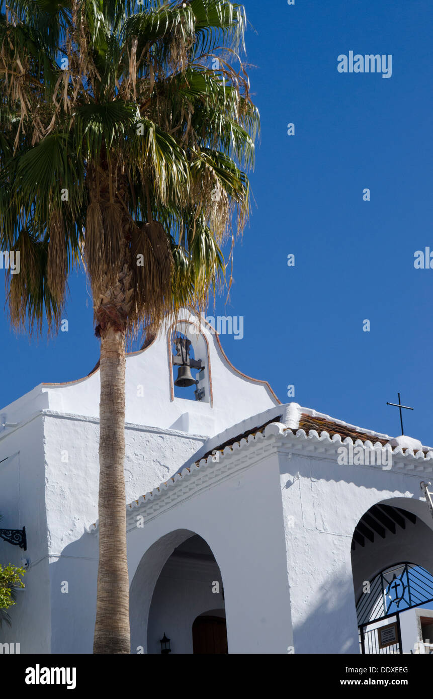 Weiß gewaschen Kirche in Frigiliana in Südspanien Stockfoto