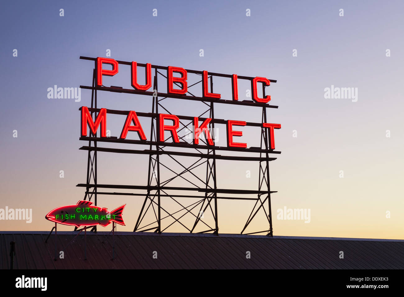 Pike Place Markt Leuchtreklamen in der Abenddämmerung, Seattle, Washington Stockfoto