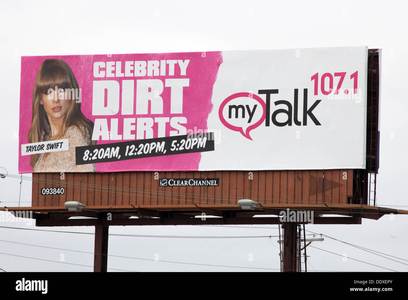 Taylor Swift Talkshow Radio Plakatwerbung Celebrity Schmutz Warnungen. Stockfoto