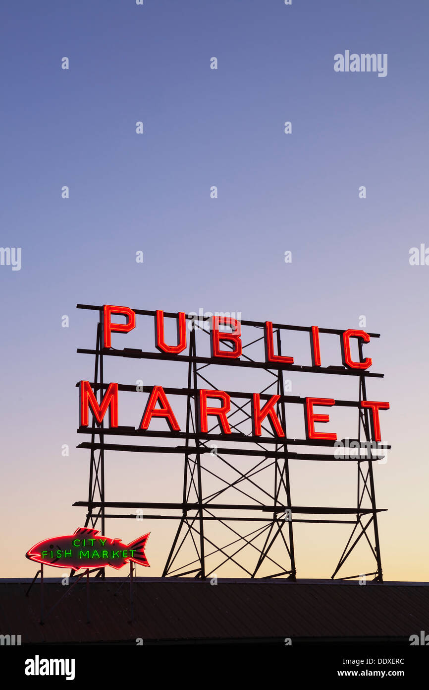 Pike Place Markt Leuchtreklamen in der Abenddämmerung, Seattle, Washington Stockfoto