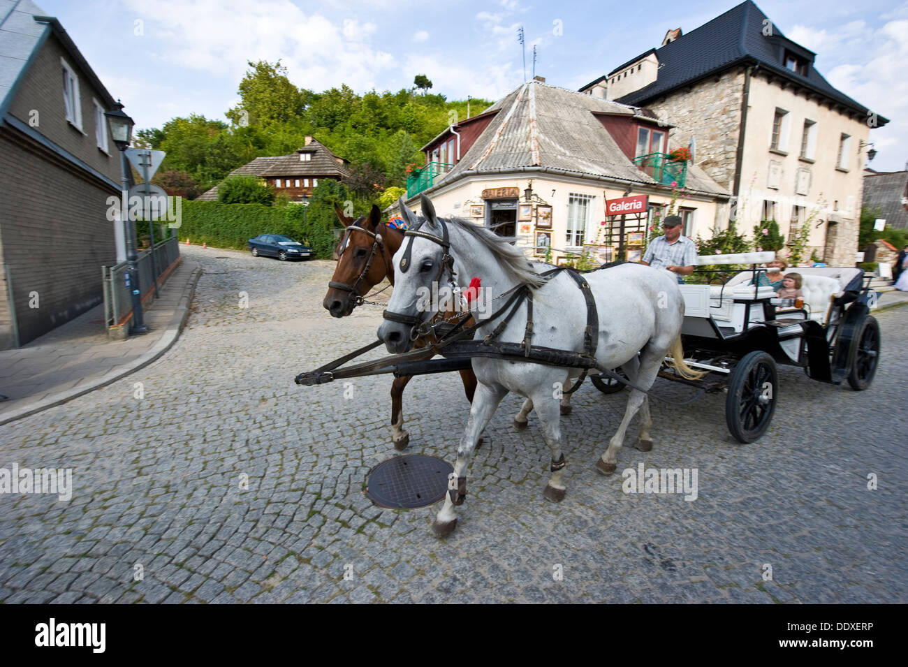 Eine Pferdekutsche für Sightseeing-Touristen in Kazimierz Dolny. Stockfoto