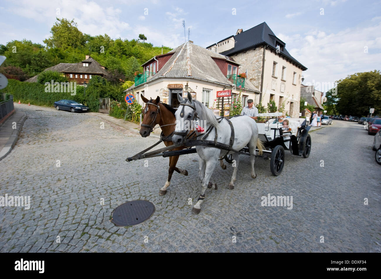Eine Pferdekutsche für Sightseeing-Touristen in Kazimierz Dolny. Stockfoto