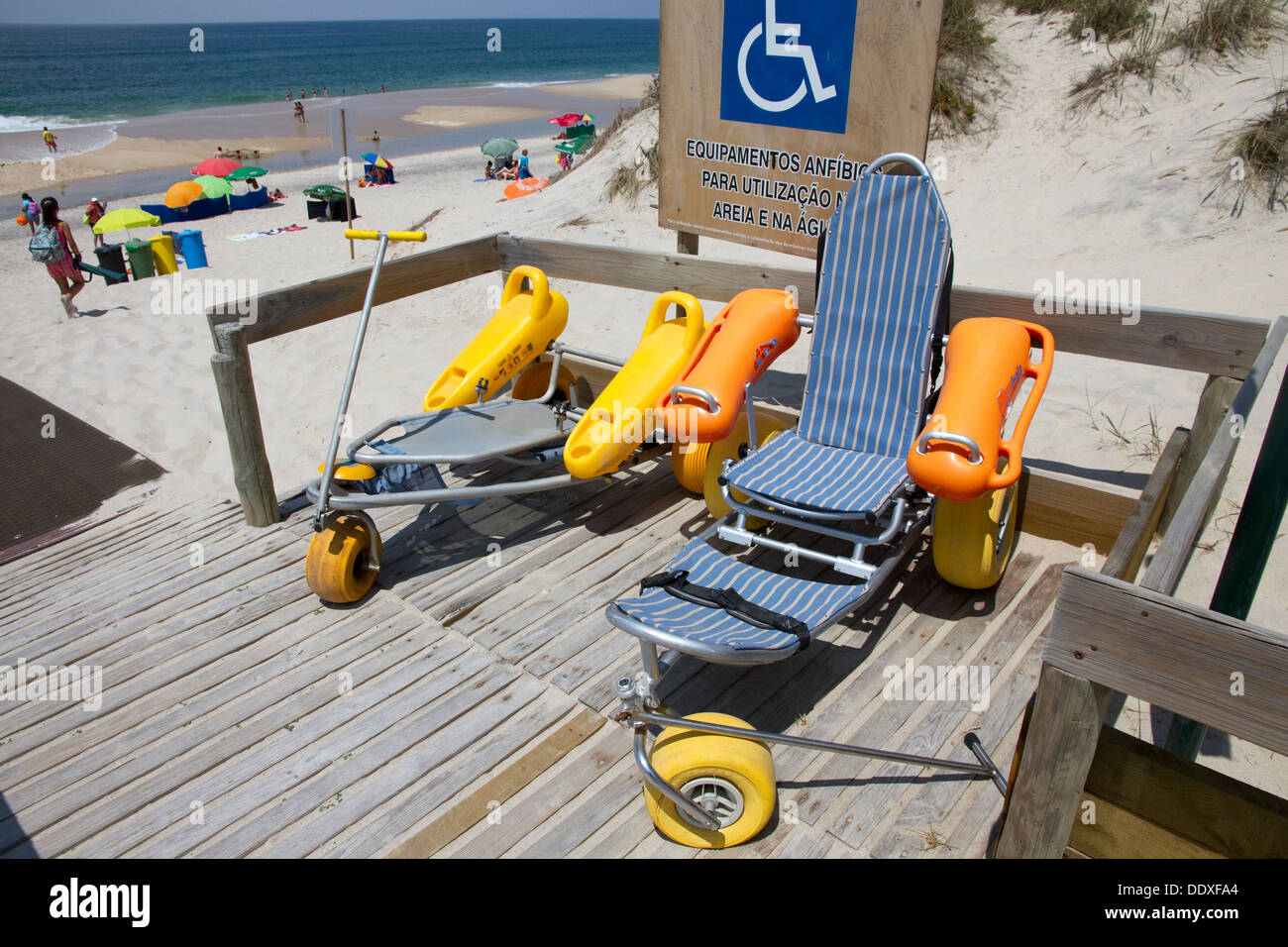 Rollstühle und Mobilitätshilfen für den Einsatz am Strand und im Wasser, Osso da Baleia Beach Mata Nacional do Urso, Pombal, Portugal Stockfoto