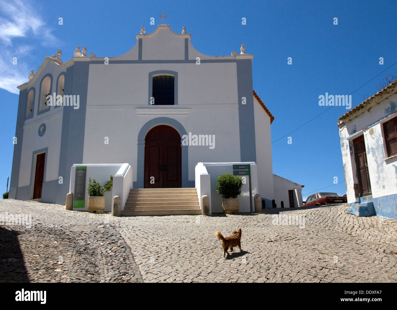 (Kirche) Igreja da Misericórdia + Museum für Sakralkunst, auf Hügel, Burg, Aljezur, W. Algarve, Portugal. Auf Rota Vicentina. Stockfoto