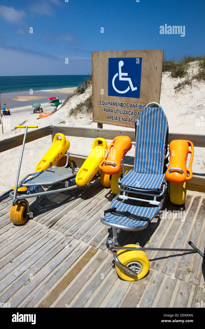 Rollstühle und Mobilitätshilfen für den Einsatz am Strand und im Wasser, Osso da Baleia Beach Mata Nacional do Urso, Pombal, Portugal Stockfoto