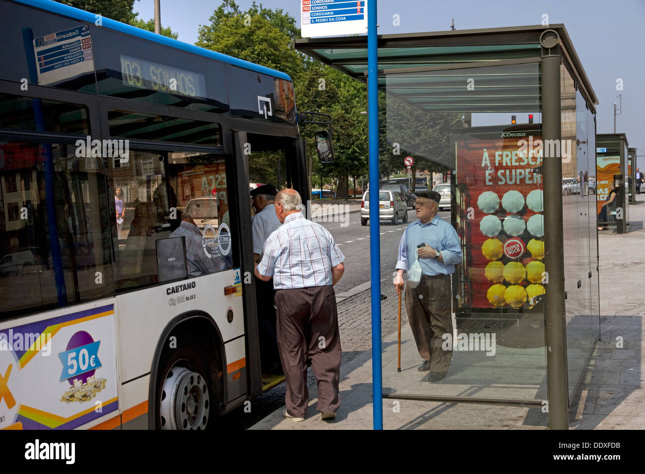 Ältere Männer einsteigen in einen lokalen Bus, zentral-Porto, Portugal Stockfoto