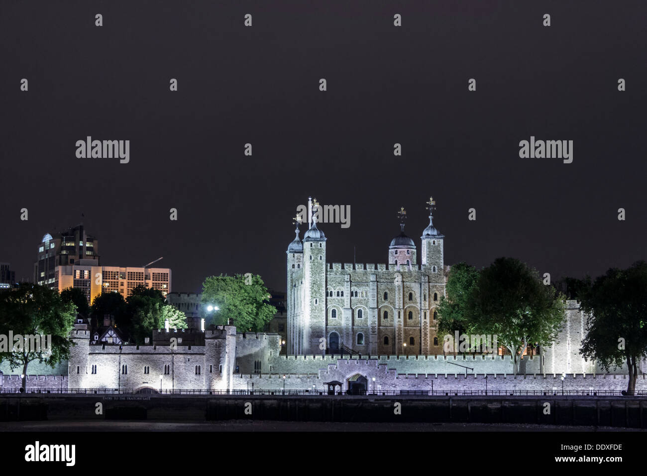 Tower von London Burg über der Themse entnommen Stockfoto