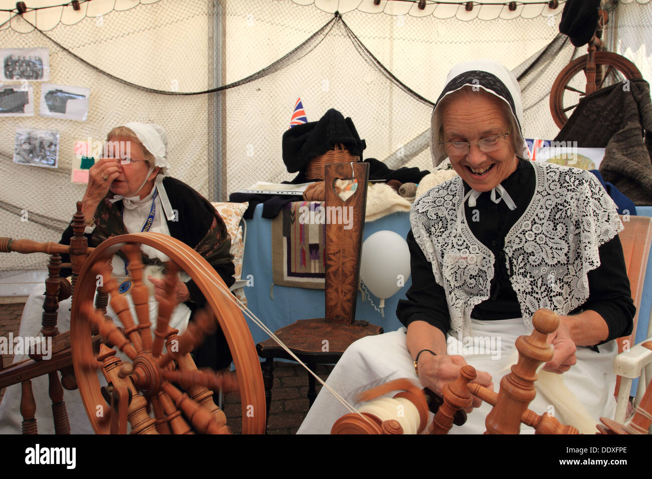 Traditionelle Kostüme Lady, Wollweberei, Demonstrationsworkshop, maritimes Festival, Great Yarmouth, Norfolk, Großbritannien Stockfoto