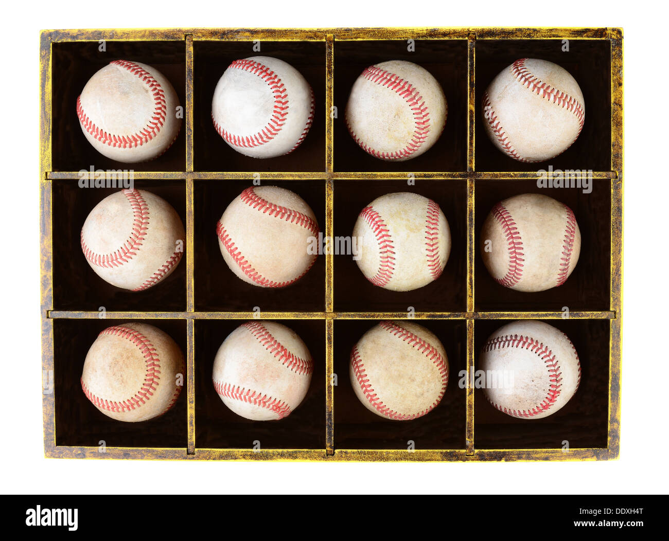 Ein Dutzend abgewetzt Baseballs in einer geteilten Holzkiste. Querformat über weiß. Stockfoto