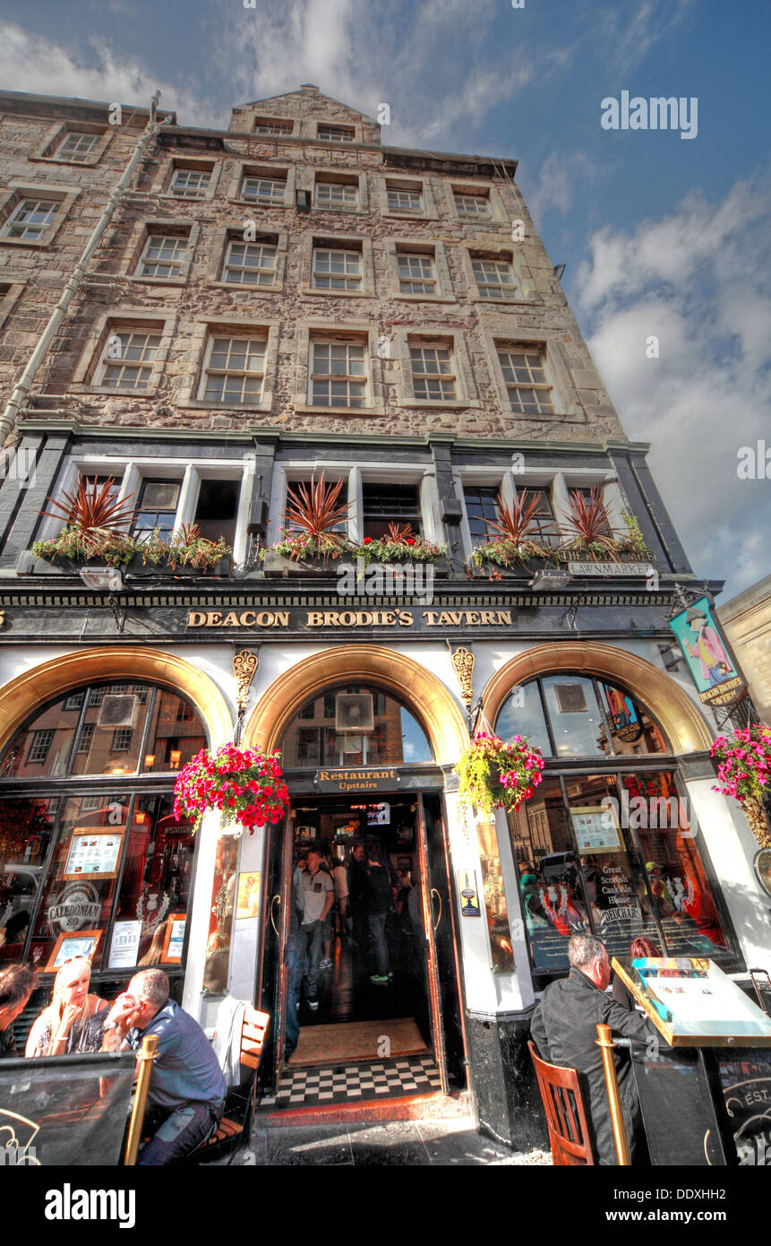 Diakon Brodies Taverne, Royal Mile, EDN, Stadt von Edinburgh, Scotland, UK - mit Trinker Stockfoto