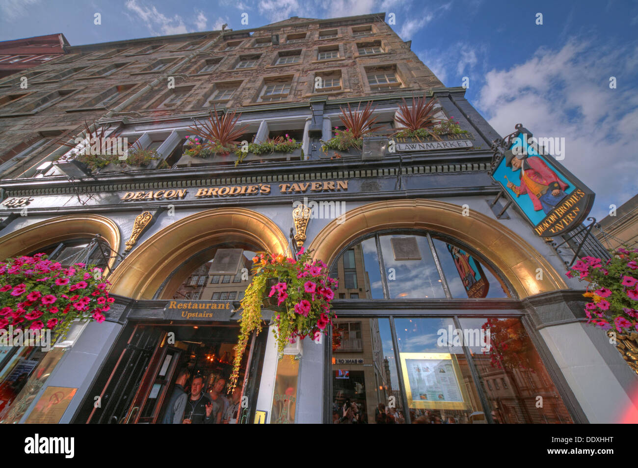 Diakon Brodies Taverne, Royal Mile, EDN, Stadt von Edinburgh, Scotland, UK - auf der Suche nach oben Stockfoto