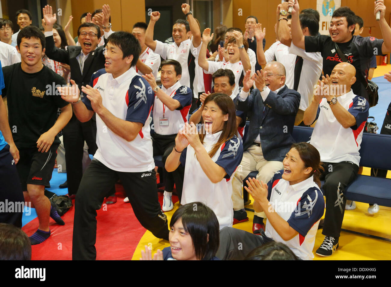 Tokio, Japan. 9. September 2013. (L, R) Tatsuhiro Yonemitsu, Saori Yoshida, Kaori Icho, 9. September 2013 - Wrestling: Japanische Wrestling Team feiert nach Ringen blieb zu den Olympischen Spielen im Jahr 2020 bei Ajinomoto Traning Center, Tokio, Japan. Bildnachweis: Yusuke Nakanishi/AFLO SPORT/Alamy Live-Nachrichten Stockfoto