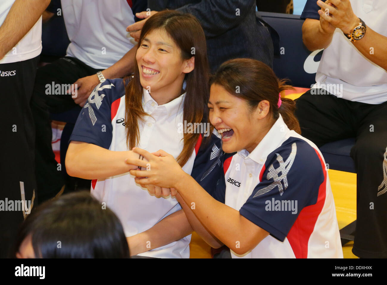 Tokio, Japan. 9. September 2013. (L, R) Saori Yoshida, Kaori Icho, 9. September 2013 - Wrestling: Japanische Wrestling Team feiert nach Ringen blieb zu den Olympischen Spielen im Jahr 2020 bei Ajinomoto Traning Center, Tokio, Japan. Bildnachweis: Yusuke Nakanishi/AFLO SPORT/Alamy Live-Nachrichten Stockfoto