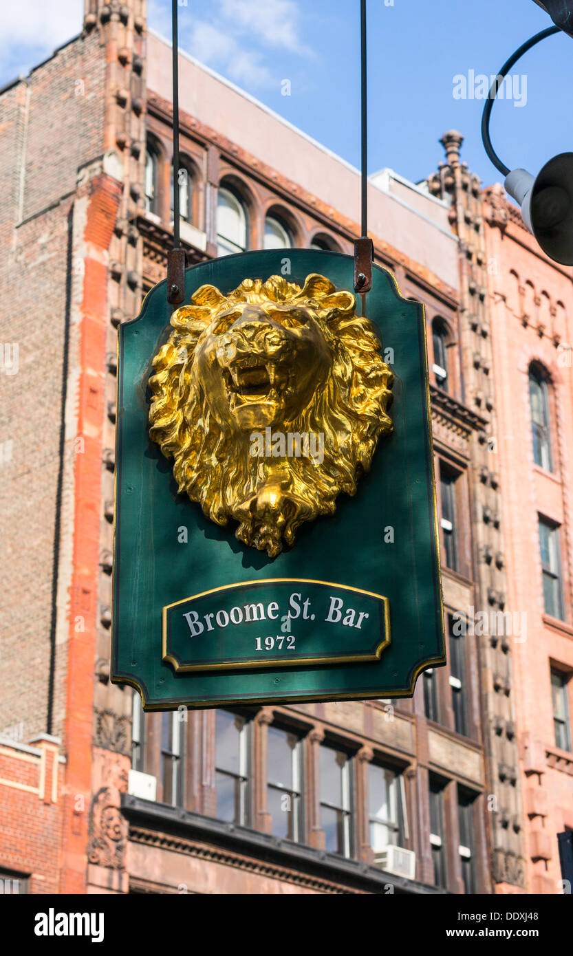Das Broome Street Bar Zeichen, ein Wahrzeichen von Soho in New York City Stockfoto