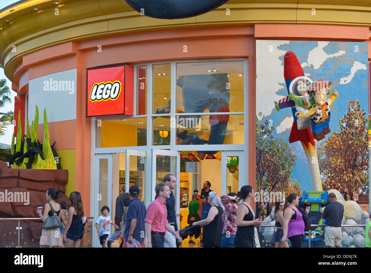 Innenstadt von LEGO Store, Disneyland, Disney, Anaheim, Kalifornien Stockfoto