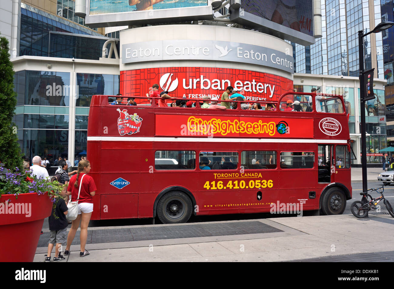 Toronto, Sightseeing-Bus Hop on Hop Off, gegenüber vom Einkaufszentrum Eaton Centre Stockfoto