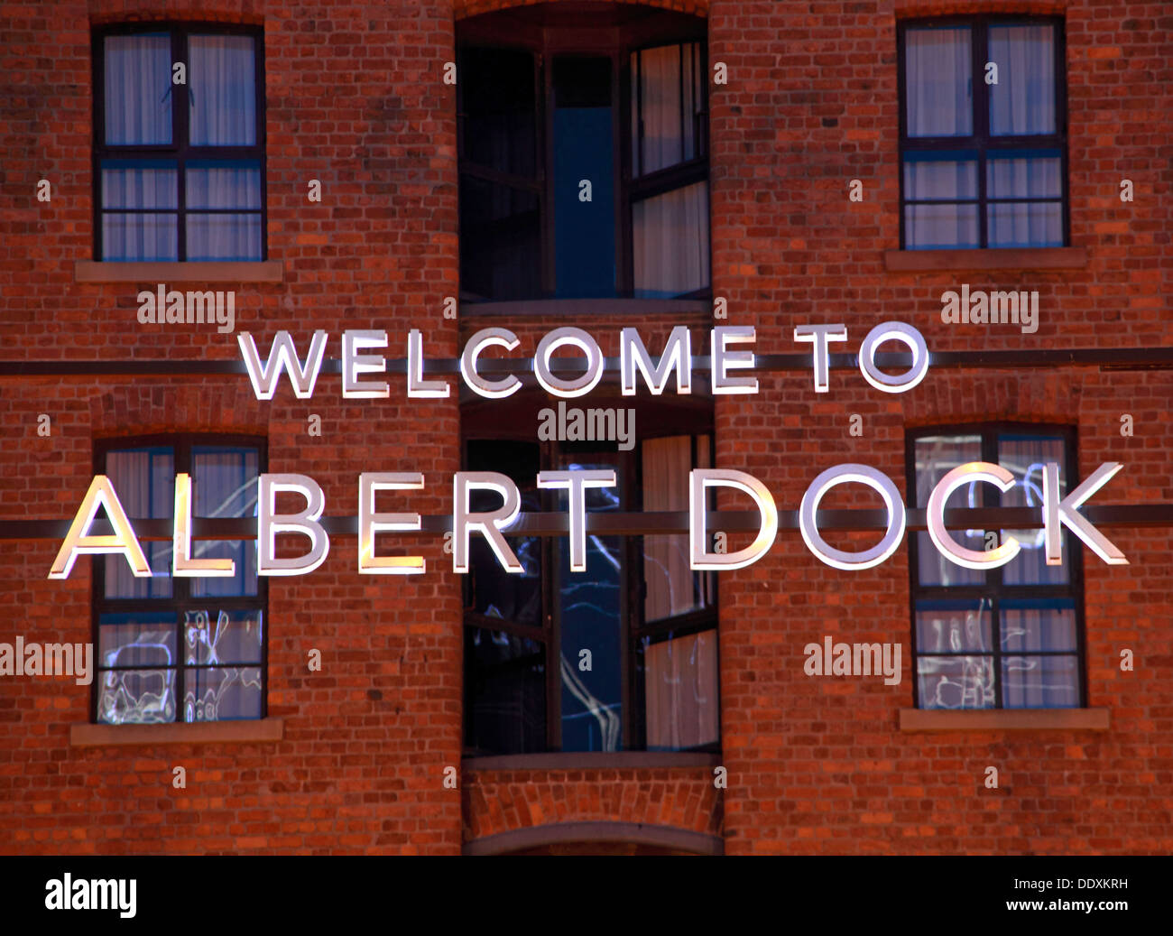 Willkommen am Albert Dock Schild, Gower Street, in Liverpool, bei Dämmerung / Nacht , Merseyside , England , UK , die blaue Stunde in der UNESCO-Weltkulturerbestätte Stockfoto