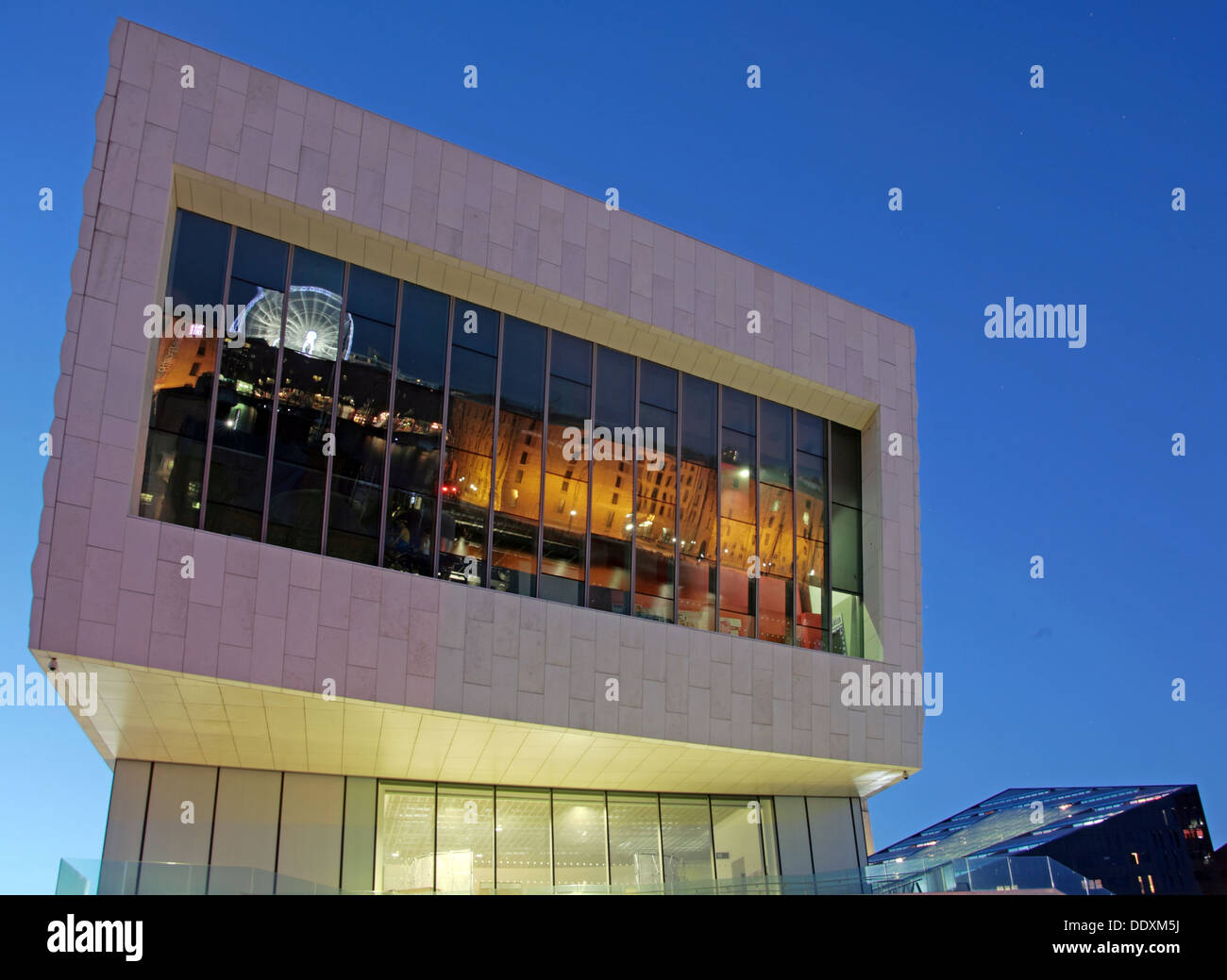 Albert Dock spiegelt sich im neuen Museum bei Nacht Liverpool Merseyside England UK Stockfoto