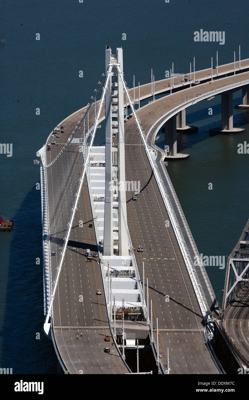 Luftaufnahme der San Francisco Oakland Bay Bridge aus der Bibliothek des Aerial Archives Stockfoto