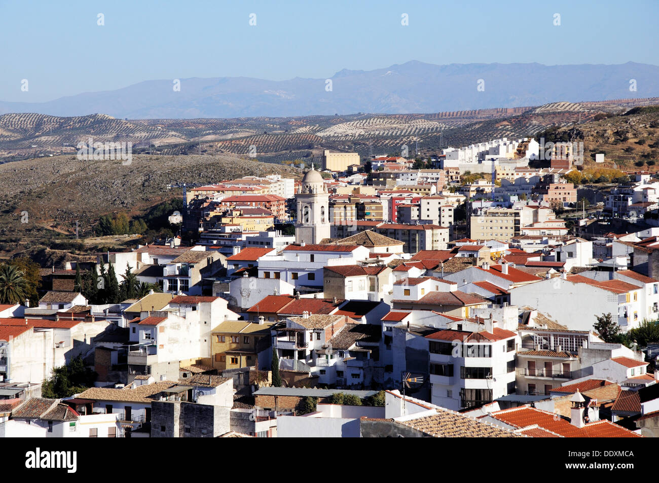 Blick über die Dächer der Stadt in Richtung der Berge, Loja, Provinz Granada, Andalusien, Spanien, Europa. Stockfoto